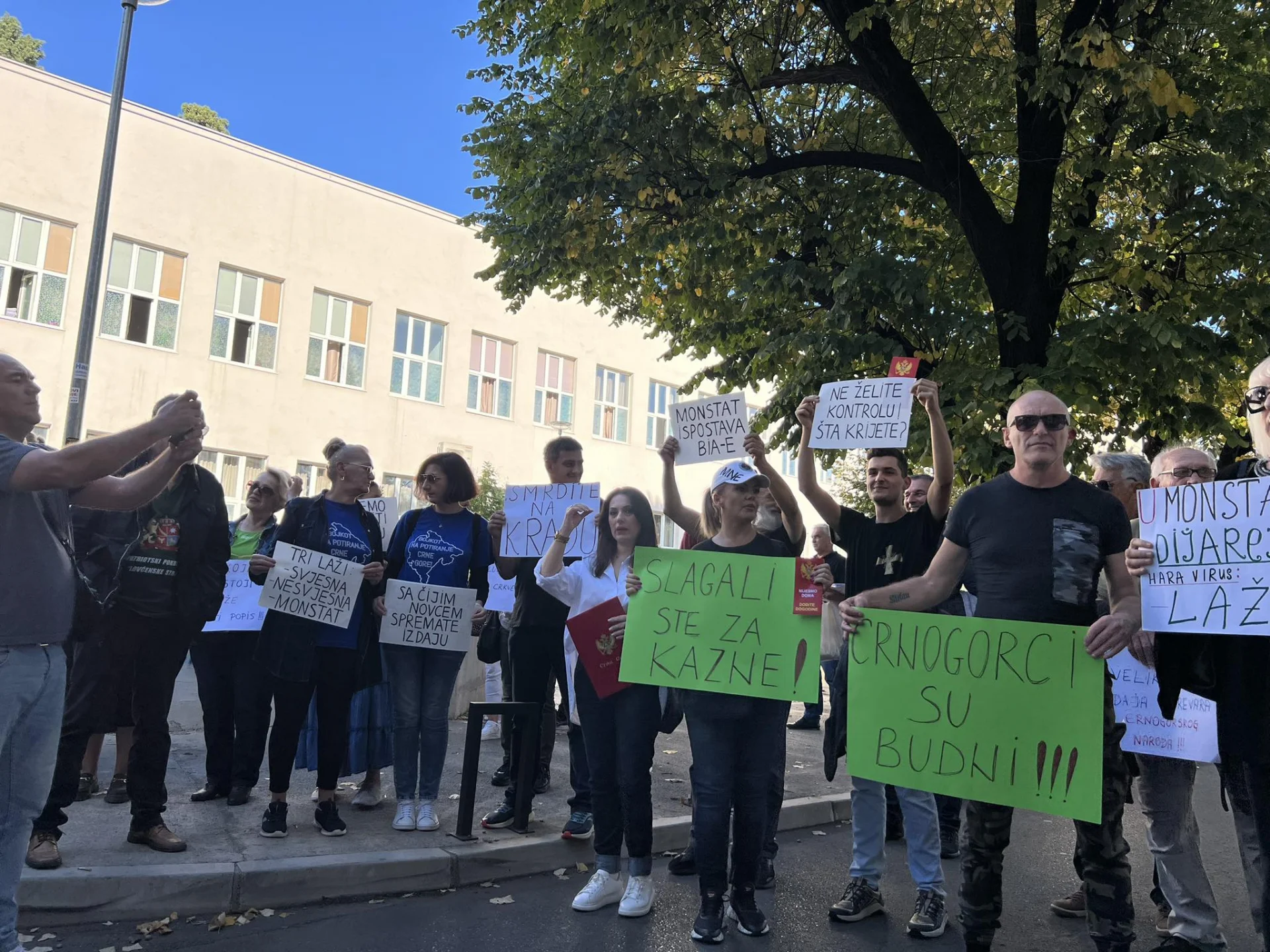 Protest ispred Monstata građani tražili odgađanje popisa Crnogorci su