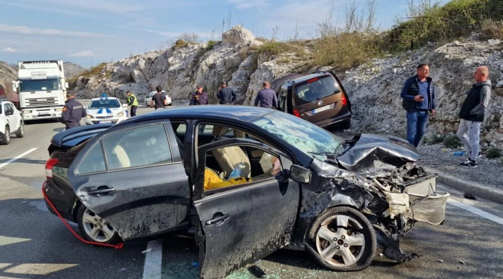 U Sudaru Na Putu Cetinje Podgorica Dvoje Povrije Enih