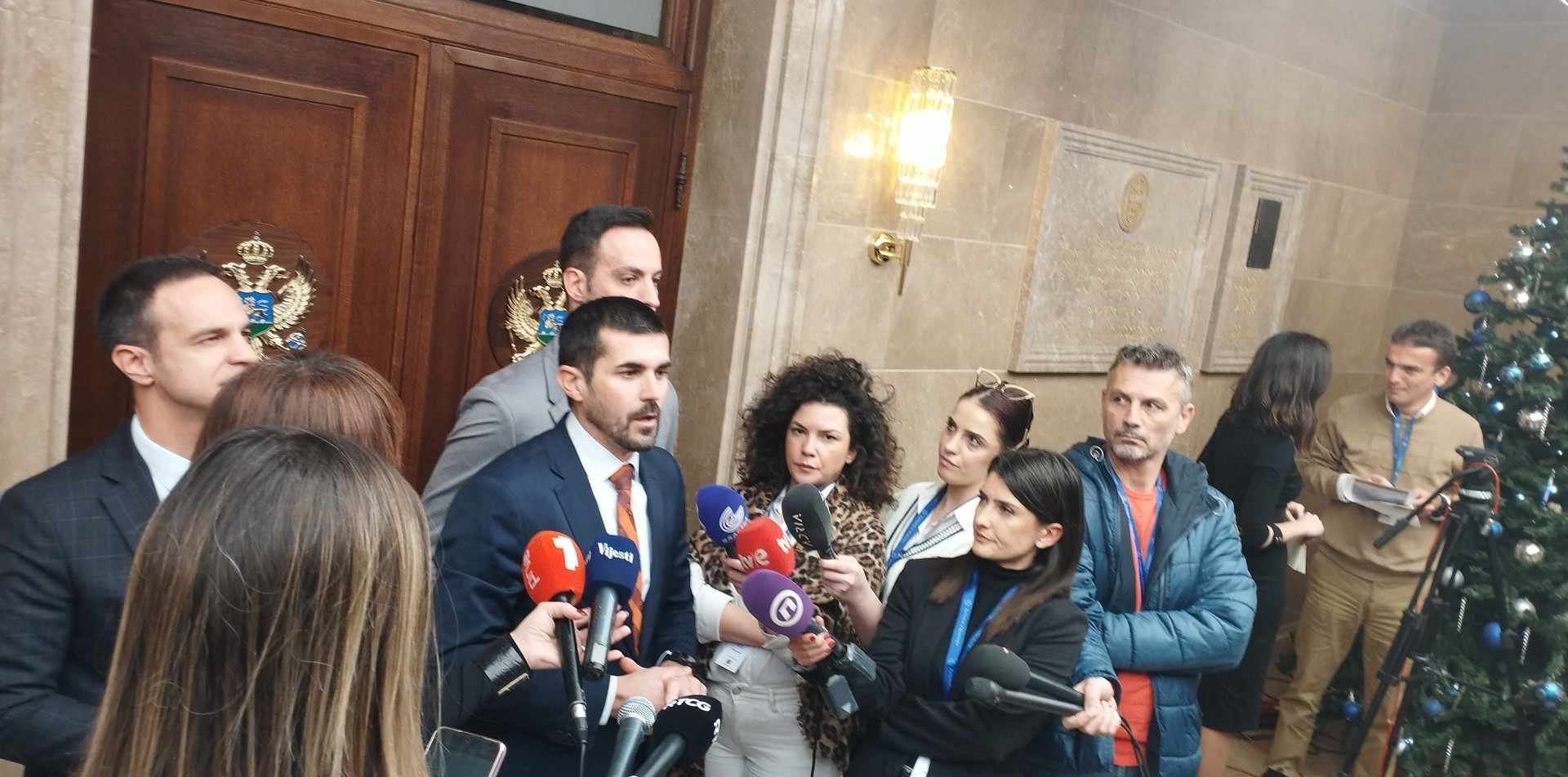 Nenezić: Ako Mandić misli da ovako radi, moraće da nas iznese iz Skupštine