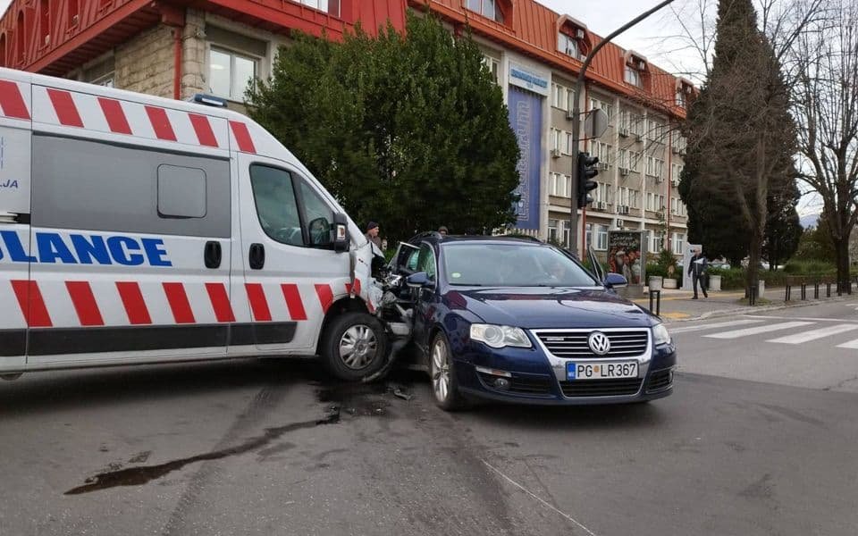 Udes kod Ekonomskog fakulteta, učestvovalo vozilo hitne pomoći