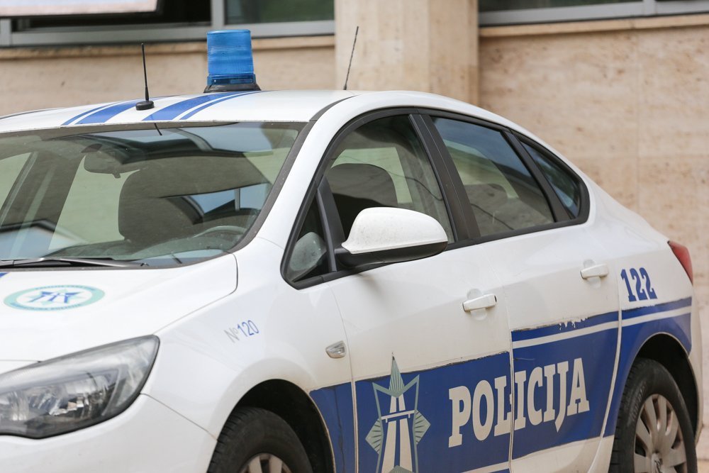 Osumnjičen da je ukrao vozilo, pa izazvao udes i napao policajca