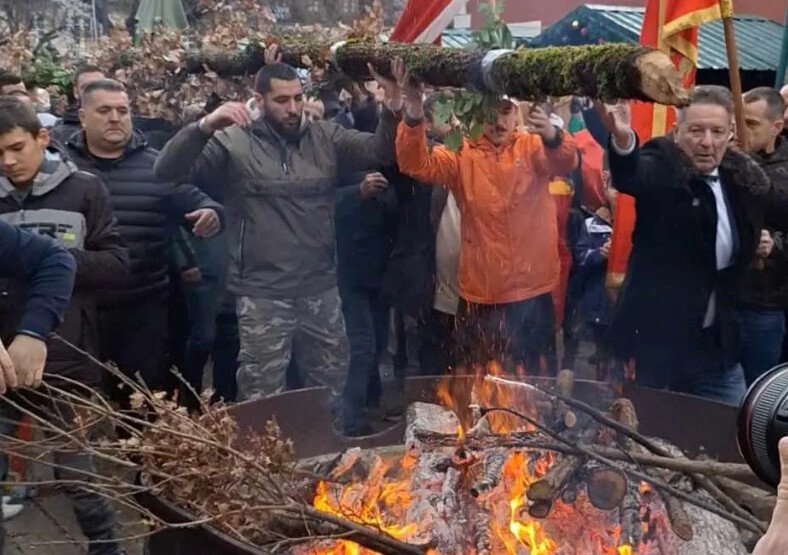 Bajice bez sveštenstva nalažu badnjak