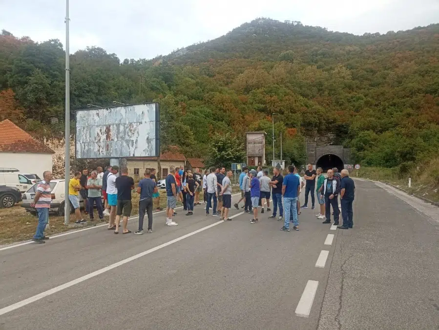 Mještani Straševine i Kličeva ponovo su blokirali magistralni put Nikšić- Podgorica