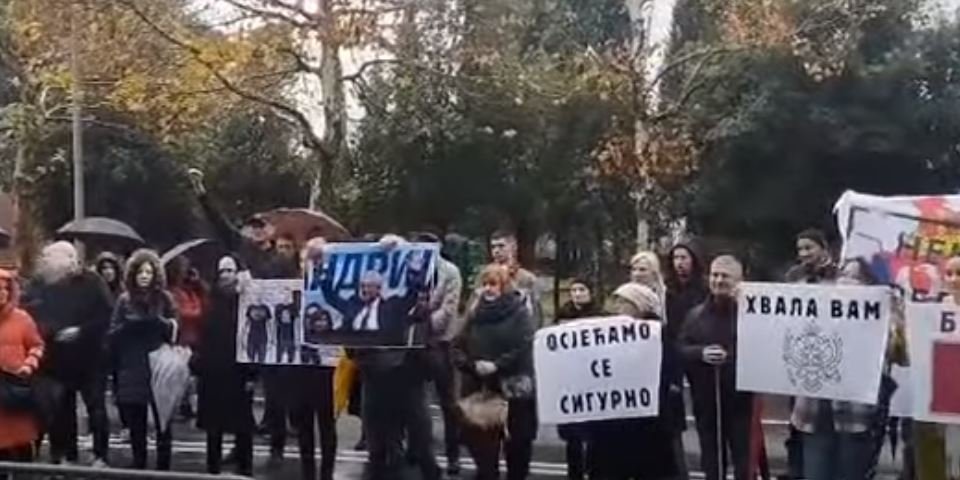 Porodice Nikšićana protestuju ispred Skupštine, sa njima i Marko Kovačević, pocijepali sliku Andrije Mandića