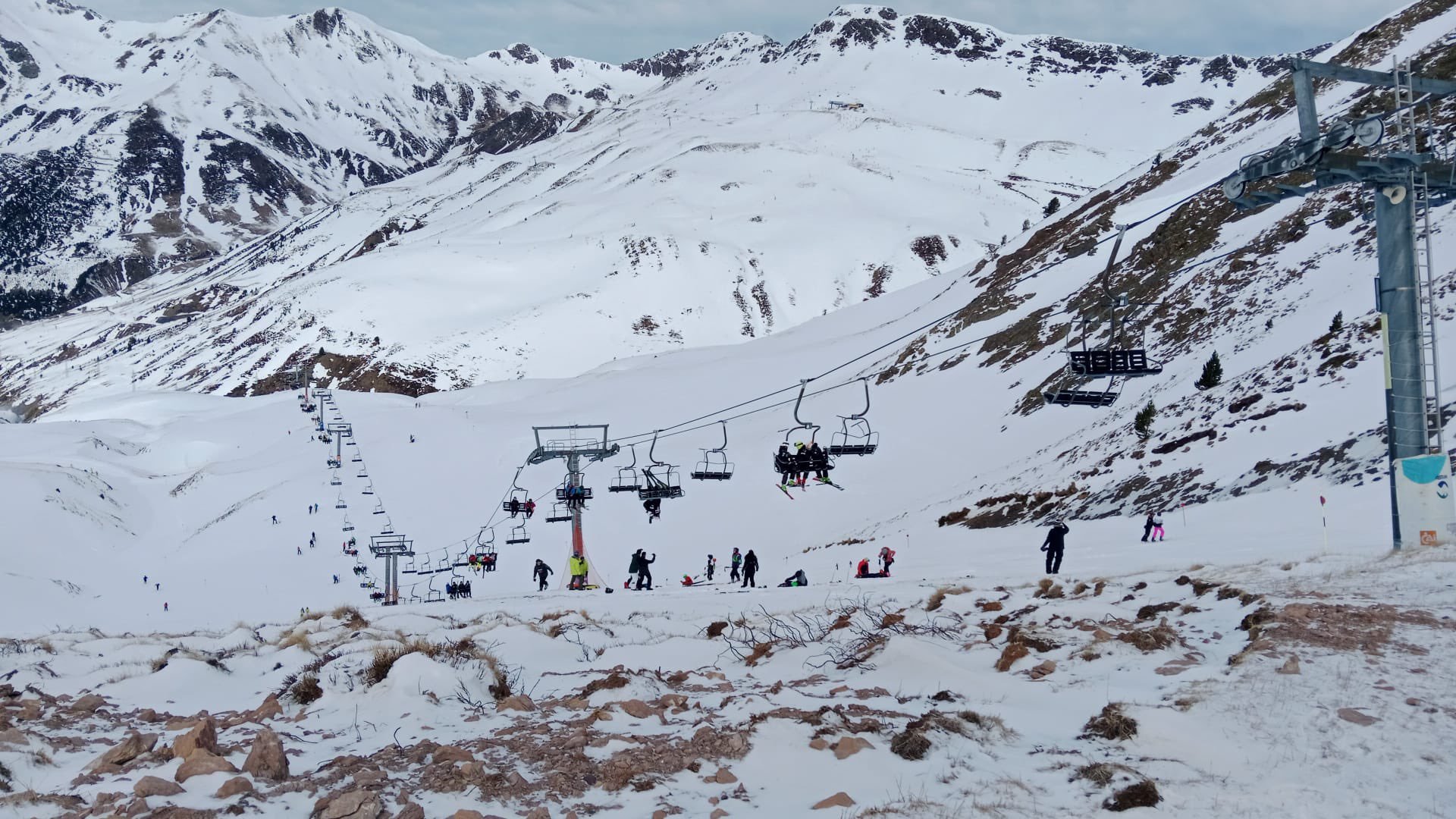 VIDEO Pukla žičara na skijalištu u Španiji, najmanje 30 ljudi povrijeđeno