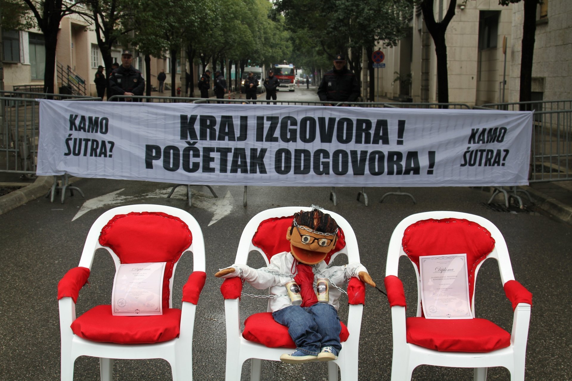 Sve osim bezuslovne podrške studentima je relativizacija zločina na Cetinju