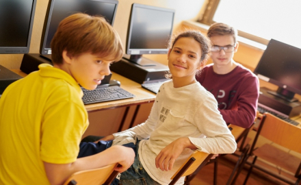 UNICEF i Telenor: Digitalne tehnologije više koristiti u nastavi