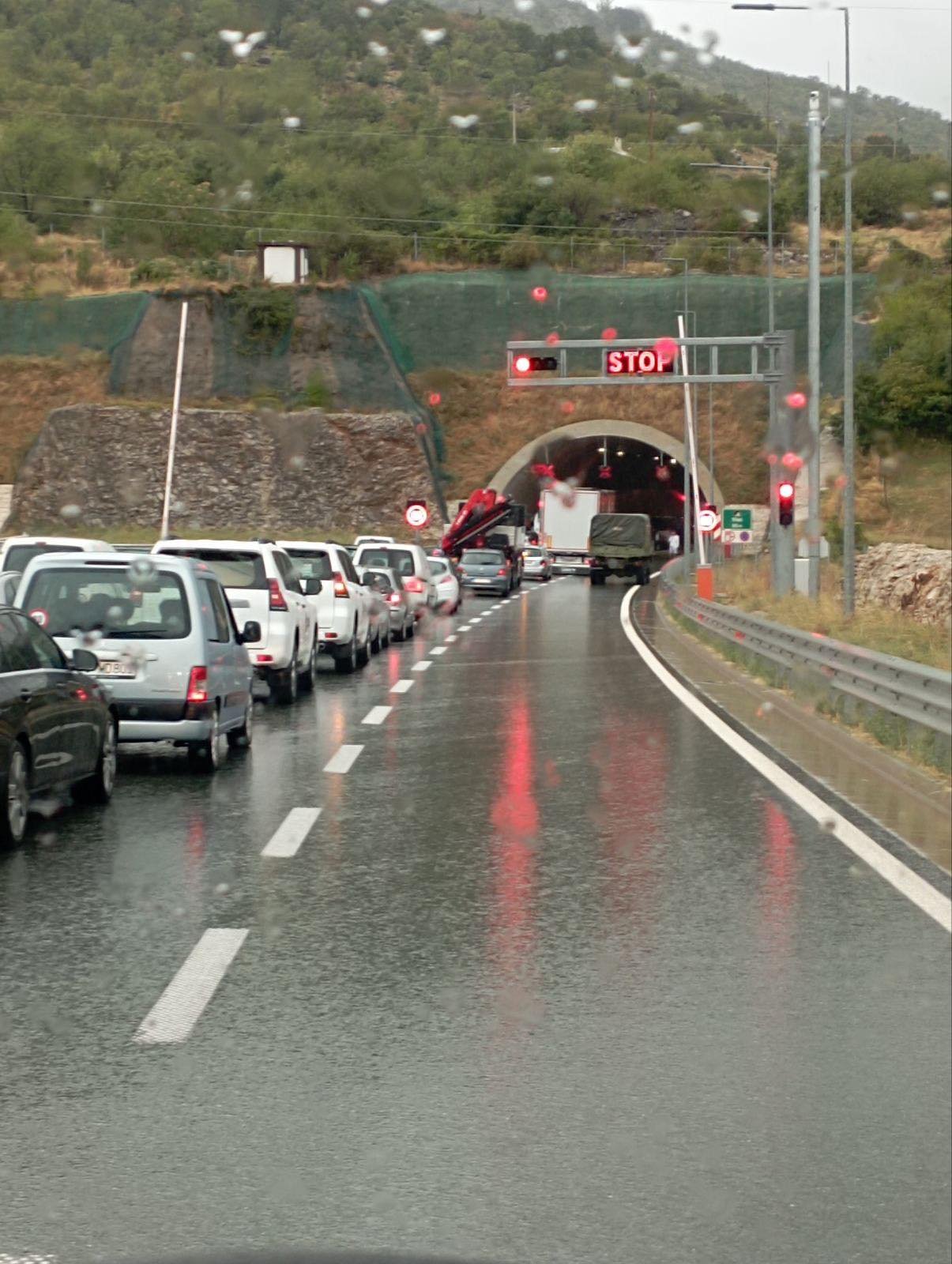 Udes u tunelu Klopot: Zatvoren auto-put