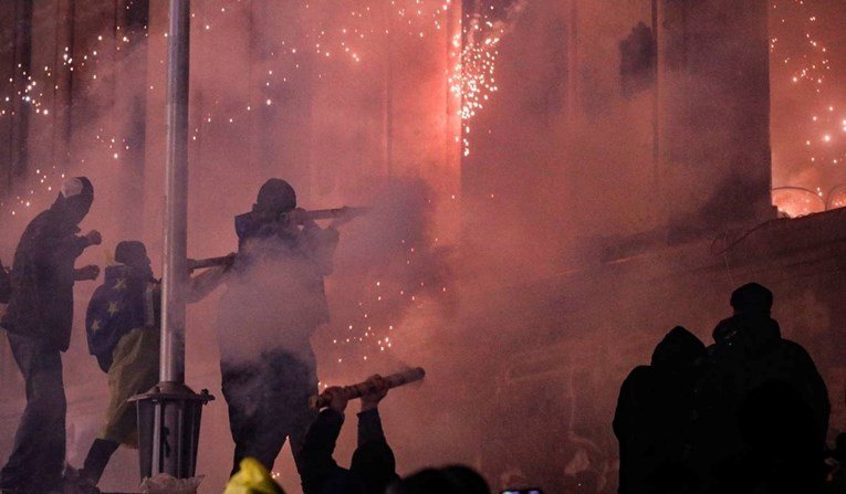 Hiljade proevropskih demonstranata ispred parlamenta Gruzije desetu noć zaredom