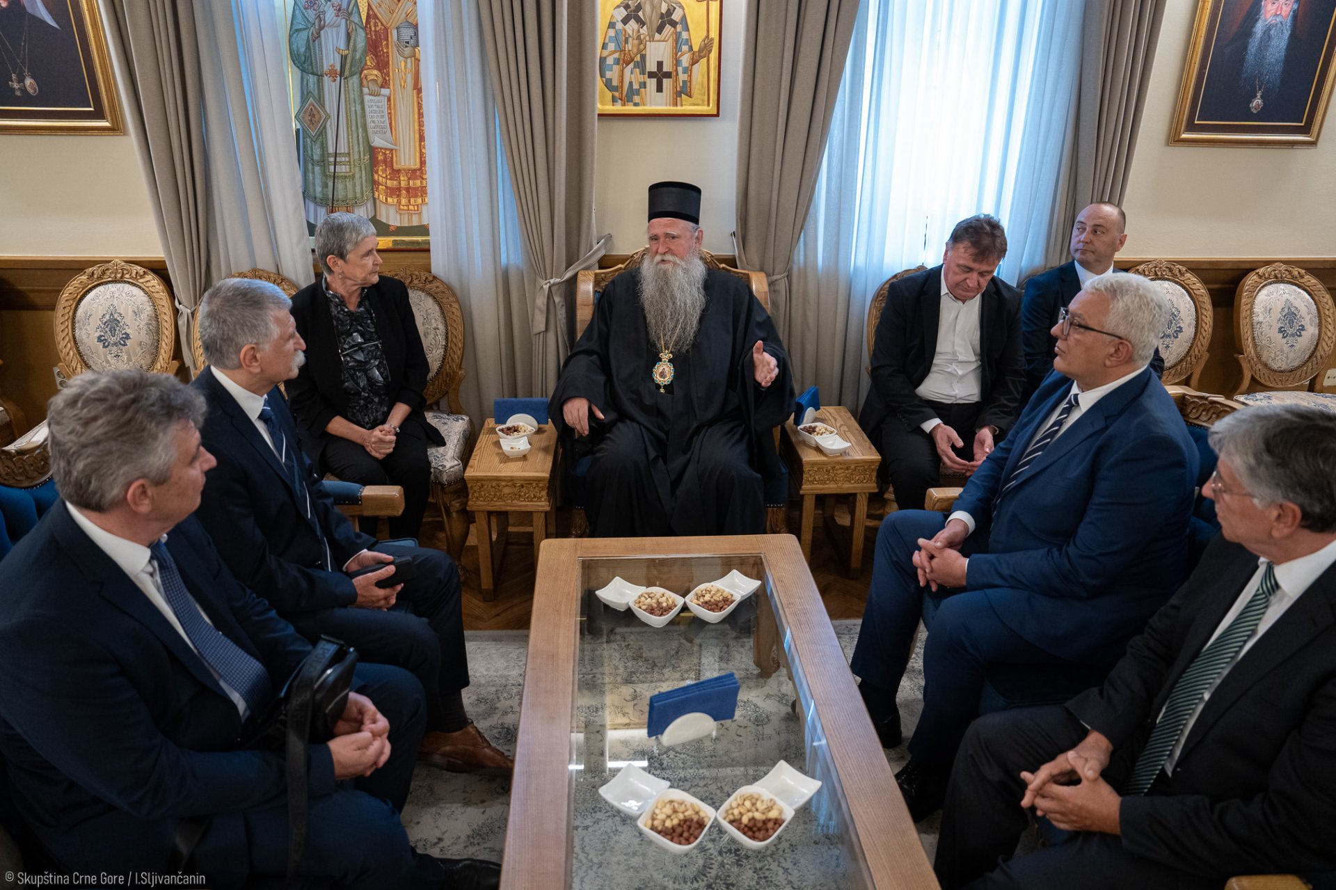 Mandić poveo predsjednika mađarske Skupštine u Cetinjski manastir, tamo ih dočekali Joanikije i Budimir Aleksić