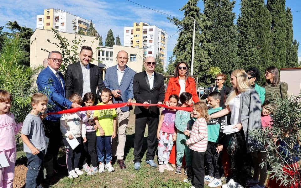 Dvorište škole oplemenili sa 80 sadnica drveća