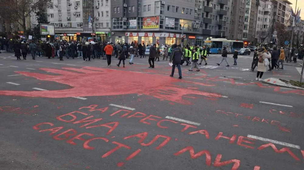 Novosadski studenti podigli crvenu šaku ispred BIA-e