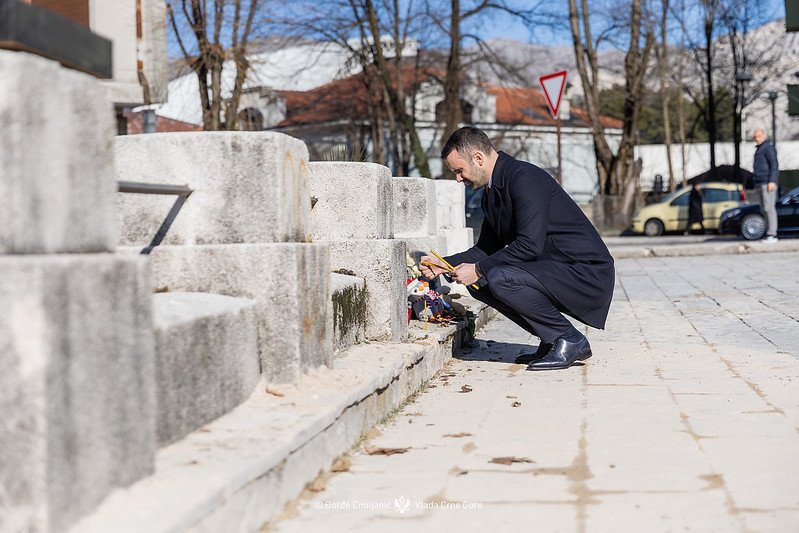 Spajić zapalio svijeću ispred spomenika Lovćenska vila: Vlada stoji uz Cetinje