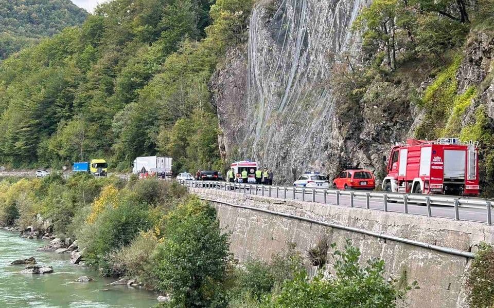 Troje povrijeđenih u prevrnutim automobilima, saobraćaj u prekidu od 13 sati