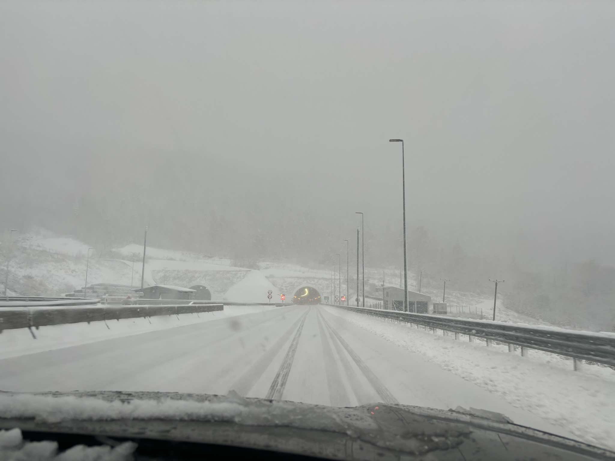 Pogledajte snimak: Na autoputu snijeg, ograničenje brzine 40km/h, oprezno vozite