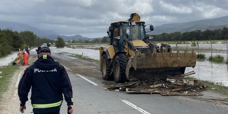 Tivat: Komunalci na terenu sanirali posljedice poplava