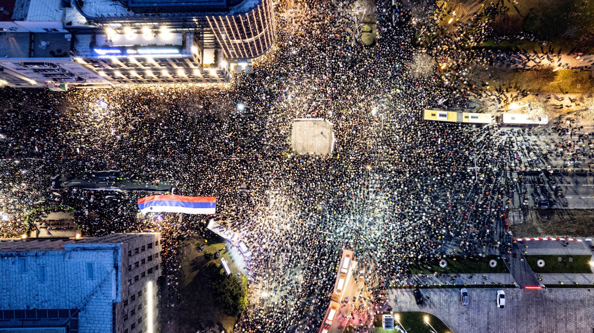 Hiljade demonstranata ispred Ustavnog suda Srbije tražilo ispunjenje studentskih zahteva; Studenti u Nišu i Beogradu pozvali na generalni štrajk