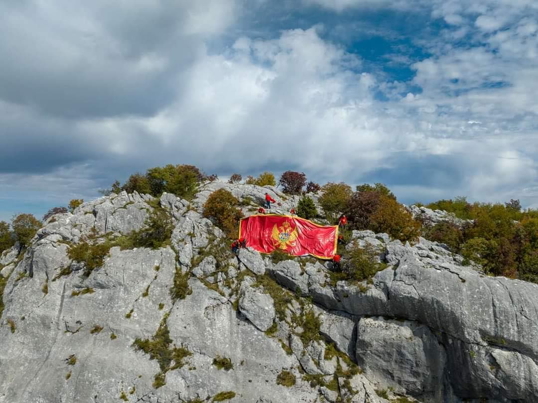 Zastava Crne Gore postavljena na Ostroške grede