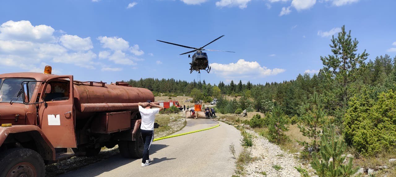 Helikopter Vojske Crne Gore u akciji gašenja velikog požara u Plužinama