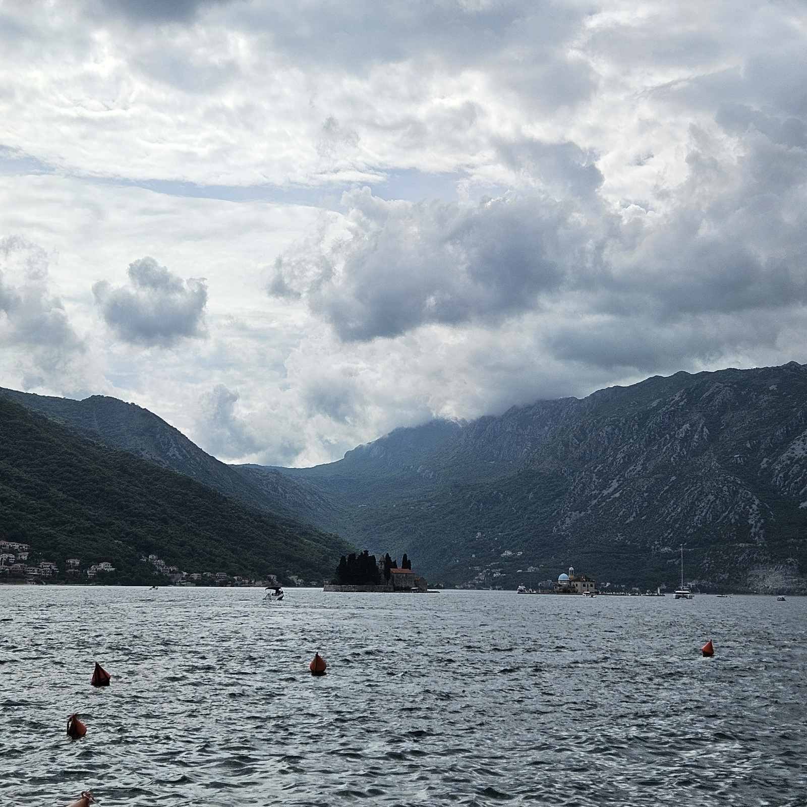 Sjutra promjenljivo, tokom noći moguća kiša, na planinama snijeg