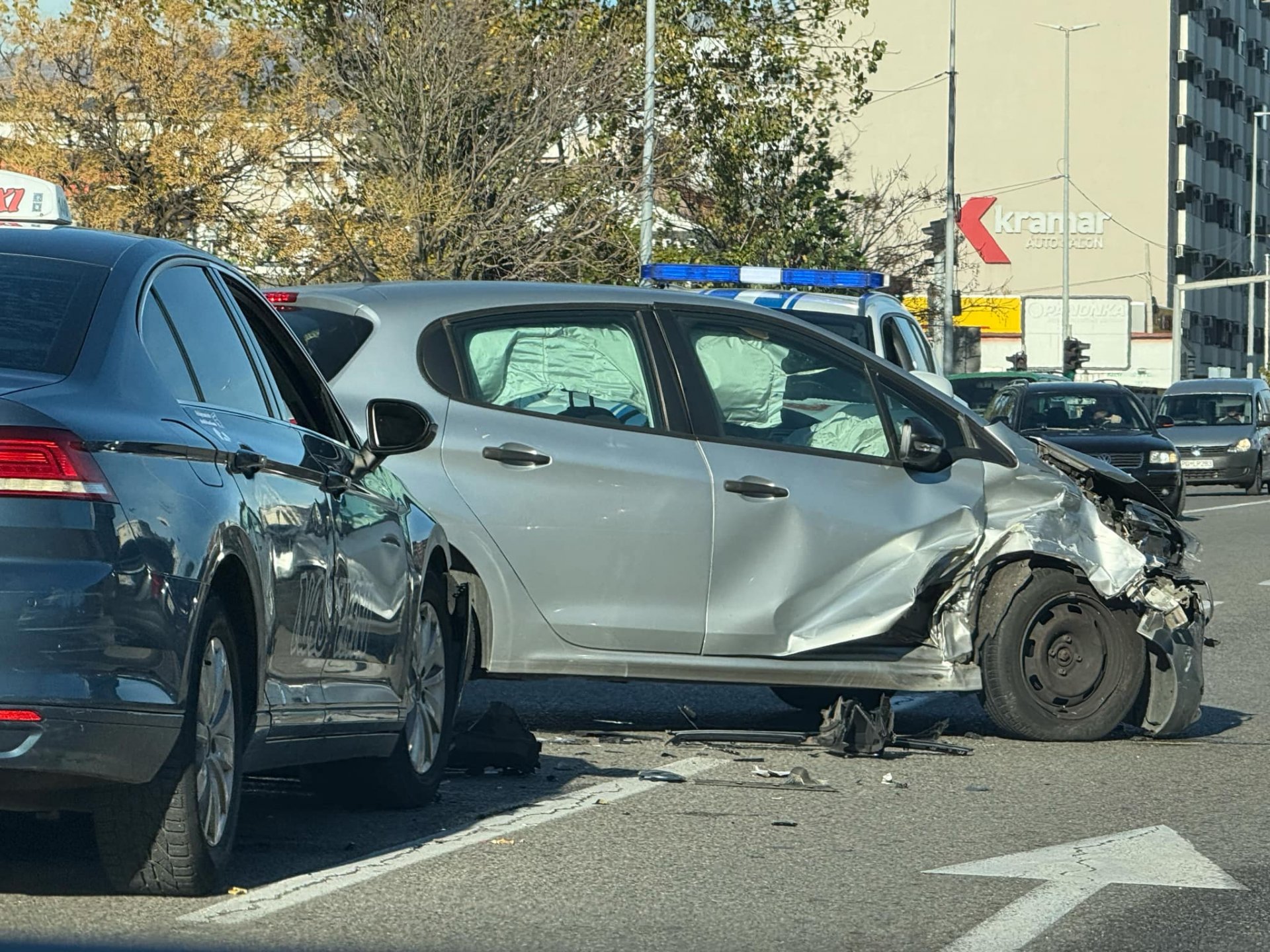 Saobraćajna nezgoda na Zabjelu: Sudar dva vozila, pričinjena materijalna šteta