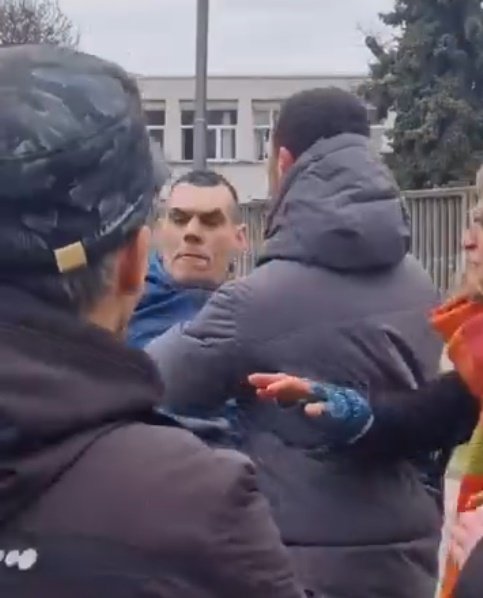 Incident u Novom Sadu: Vozač pokušao da probije blokadu ispred škole za dizajn (VIDEO)