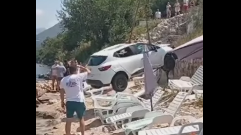 Neobičan incident na primorju, vozilo sletjelo na plažu punu kupača