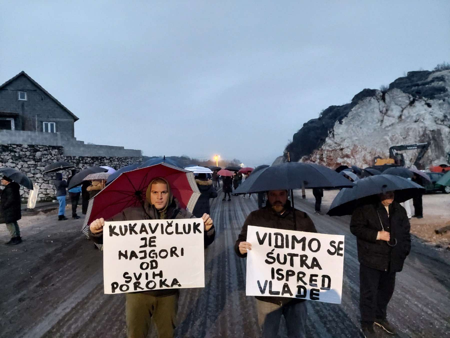 Nova blokada saobraćaja na Cetinju - "Svi sjutra ispred zgrade Vlade od 11 do 17:26 sati" ; Blokiran saobraćaj i u Kotoru