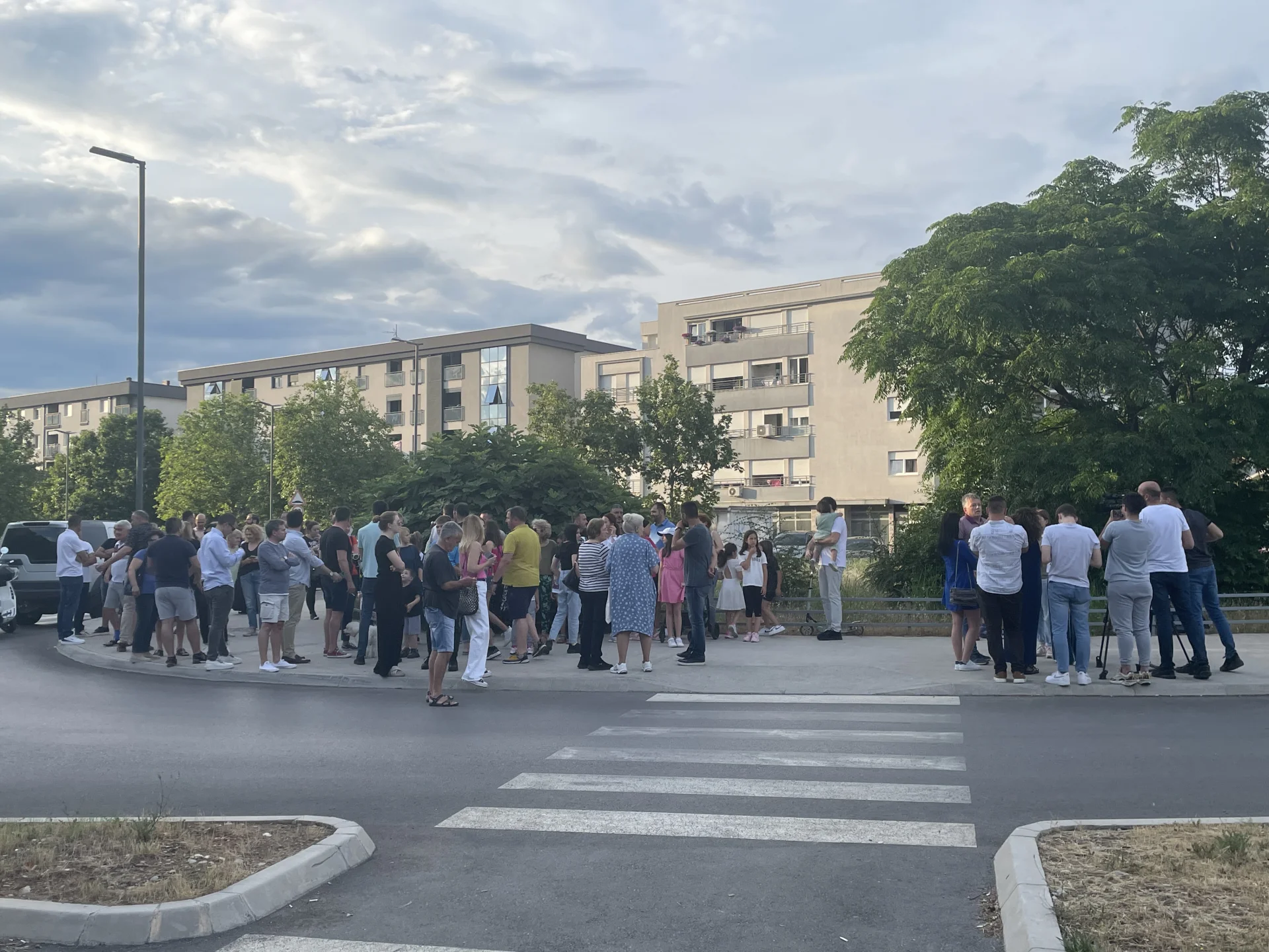 Održan protest stanara Bloka zbog gradnje hotela na kružnom toku: Želimo miran život, ovo nije komercijalni kvart!