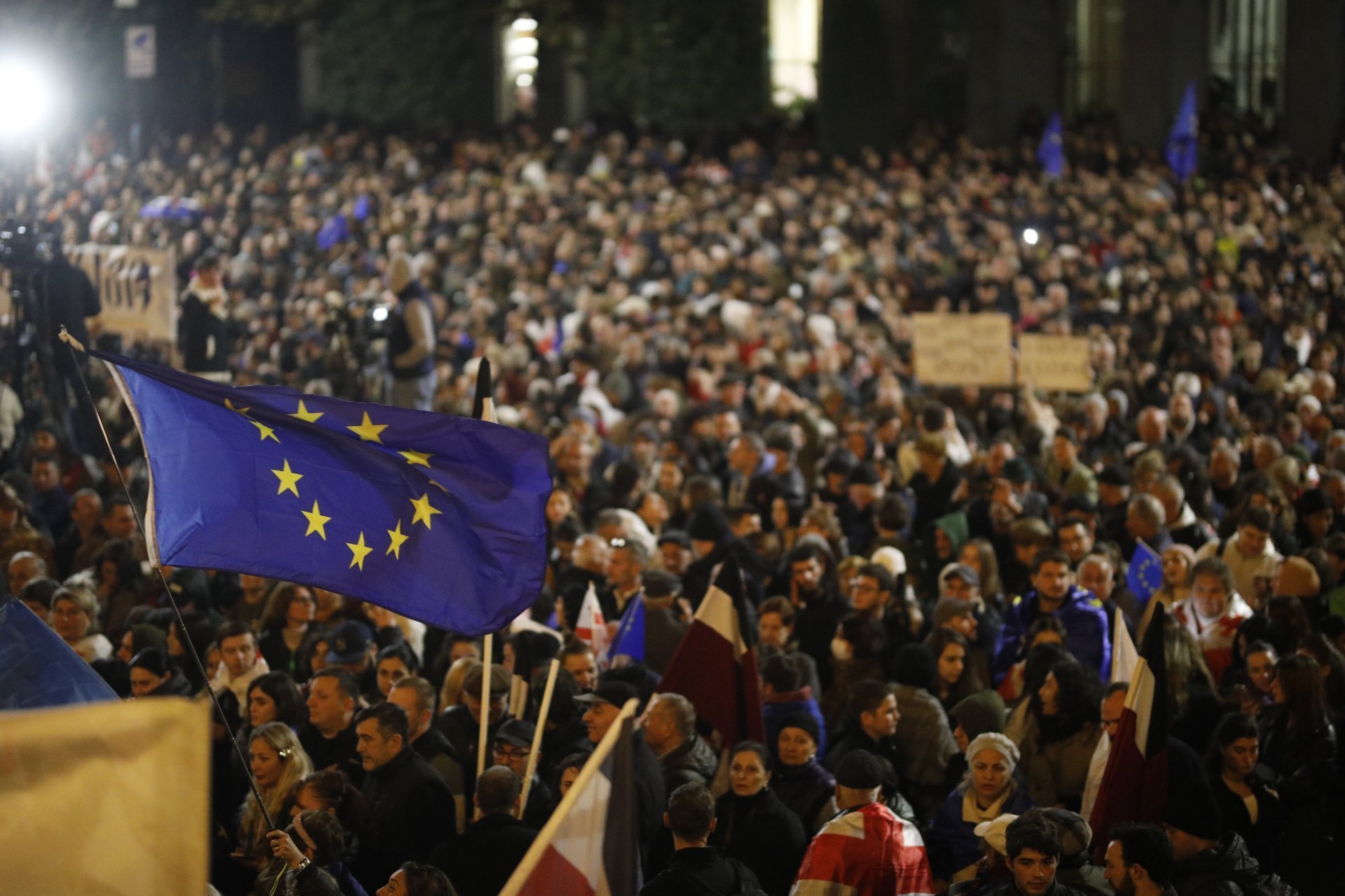 Gruzijci ne odustaju: Hiljade demonstranata osmu noć uzastopno na ulicama Tbilisija