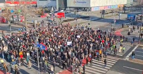 Studenti blokirali jednu od najprometnijih raskrsnica u Novom Sadu, tu će ostati do 11.52