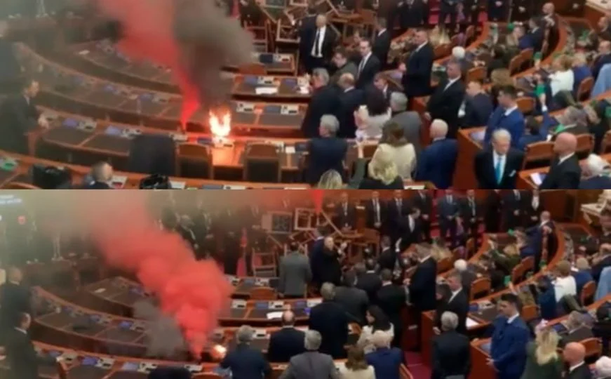 Haos u parlamentu Albanije: Lider opozicije zapalio baklju iz protesta