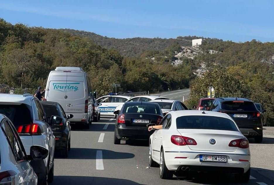 VIDEO Čitaoci šalju: Nakon sat obustave, odblokiran saobraćaj na putu Podgorica-Cetinje