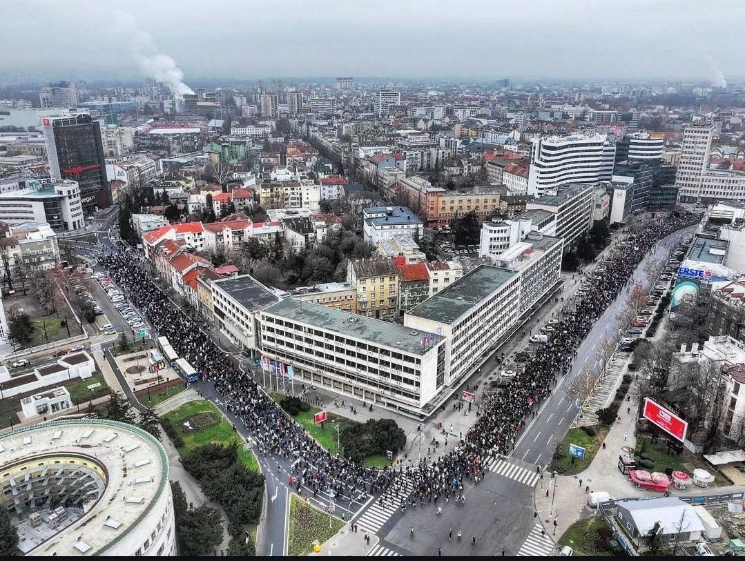 Novi Sad: Protest ‘4000 nastavnika, 4000 koraka’ - Profesori su uz studente! Svi u blokade!