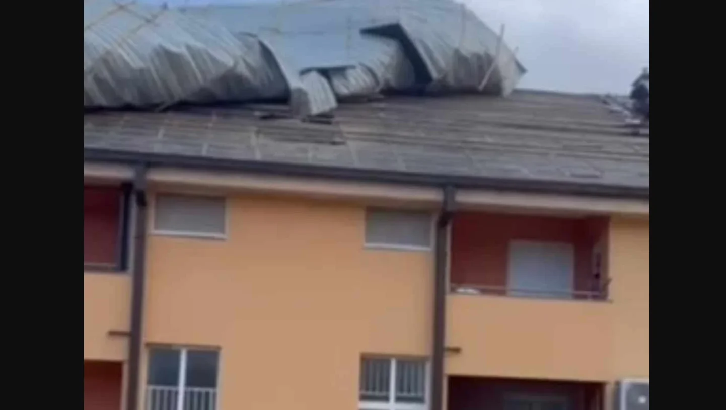 Pogledajte snimak: Vjetar oduvao krov sa zgrade u Bijelom Polju
