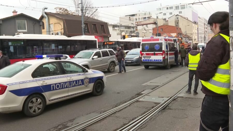 Uznemirujući snimak iz Beograda: Automobilom udario i nosio na krovu studentkinju tokom odavanja pošte, osumnjičen za ubistvo u pokušaju