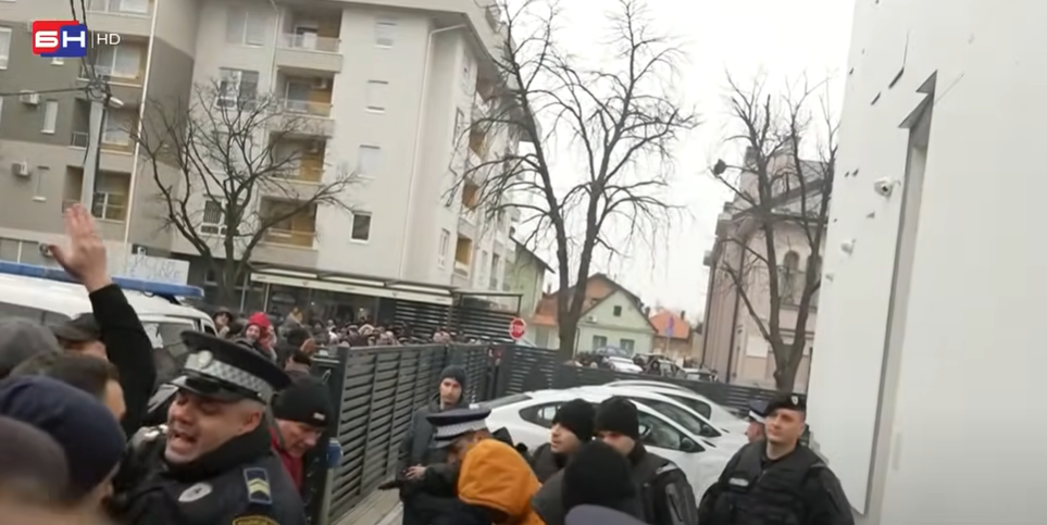 VIDEO Protest u Bijeljini: Građani se sukobili s policijom, spriječen ulazak u Tužilaštvo