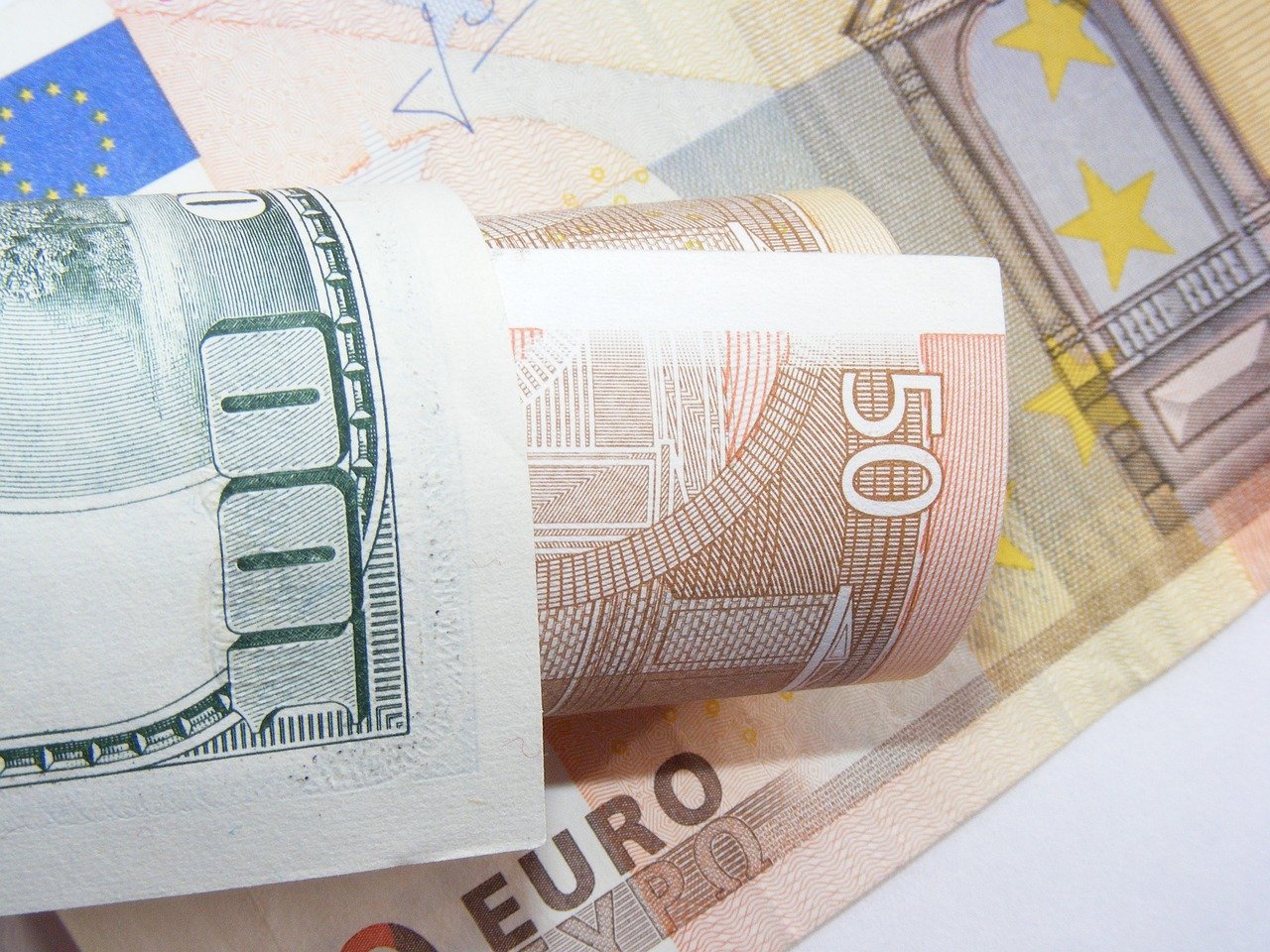 Dolar na najvišem dvogodišnjem nivou, euro na najnižem od 2022.