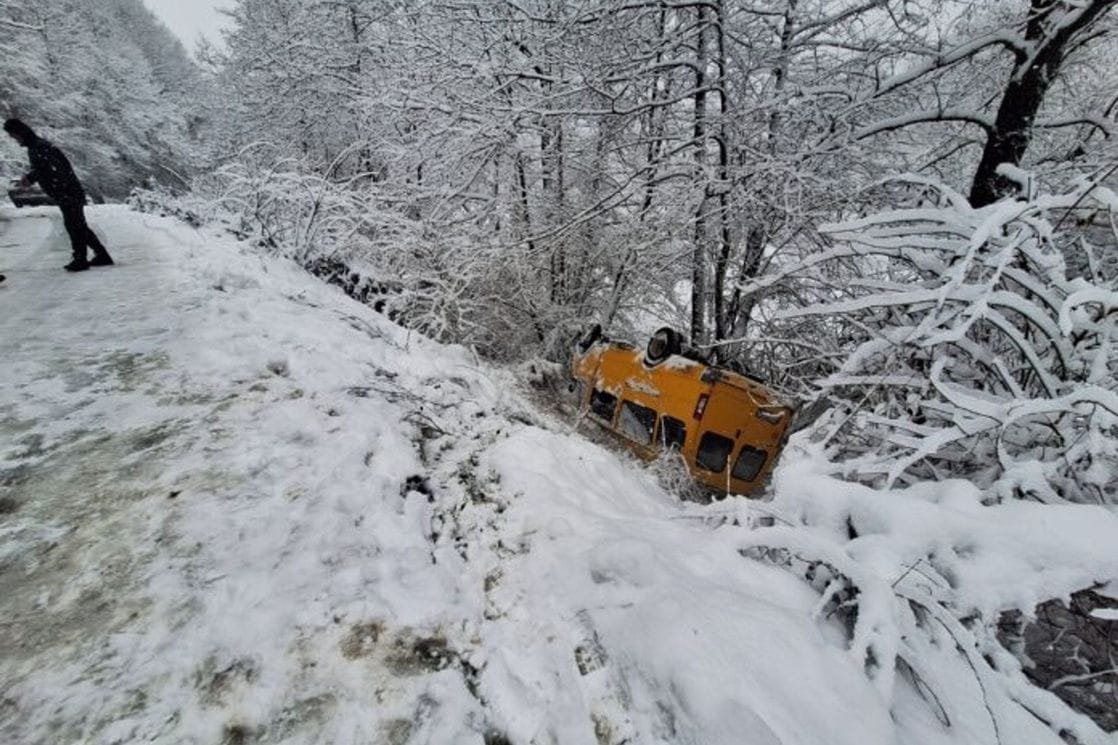 Petnjica: Školski kombi sa đacima sletio sa puta i prevrnuo se na krov