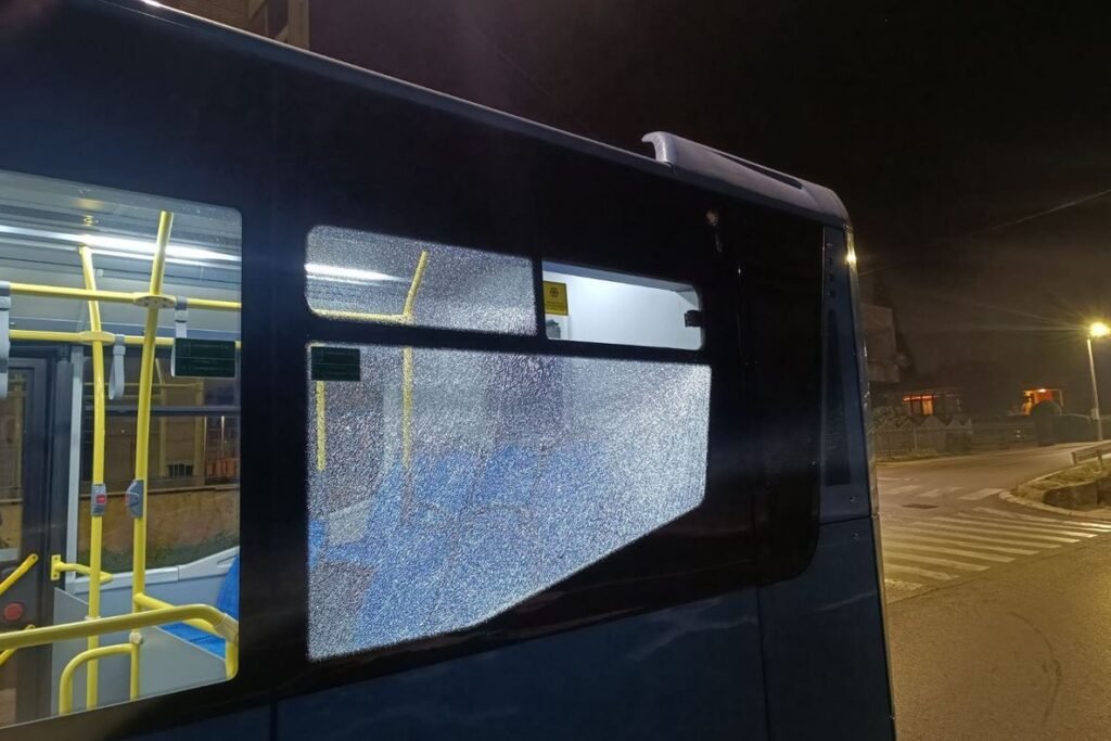 Podgorica: Kamenovan gradski autobus, nema povrijeđenih