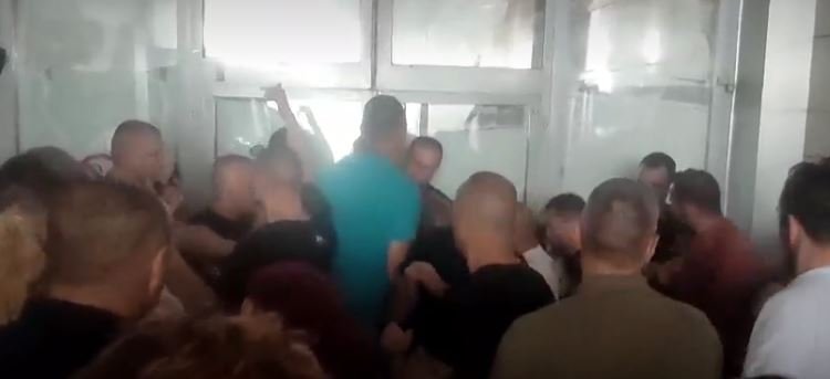 Incident ispred Novosadskog sajma: Došlo do koškanja okupljenih i policije, nekolicina pobjegla iz zgrade sa kutijama