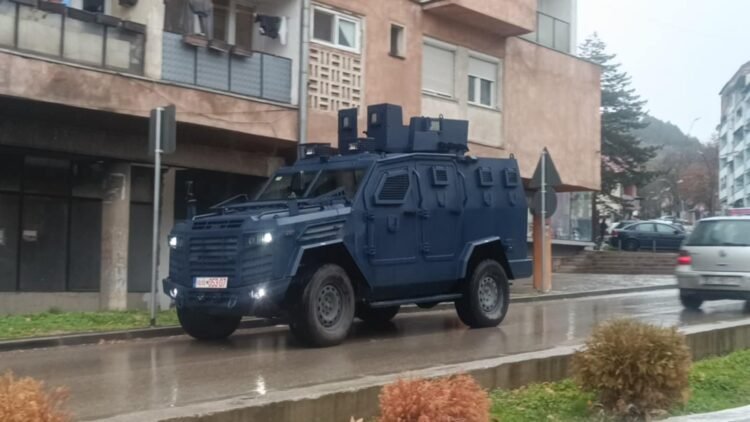 Tenzije na Kosovu: EU osuđuje teroristički akt, uhapšeno nekoliko osoba, Sjeverna Mitrovica pod opsadom Kosovske policije, Kurti optužuje Srbiju