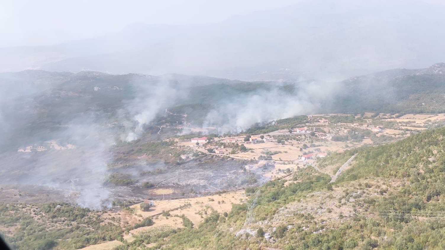 Helikopter Vojske Crne Gore gasi više požara u Tuzima