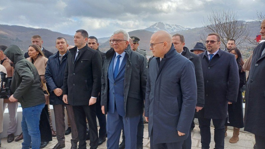 Vijenac na spomenik junacima Mojkovačke bitke položili premijer Srbije, Mandić i delegacija Opštine