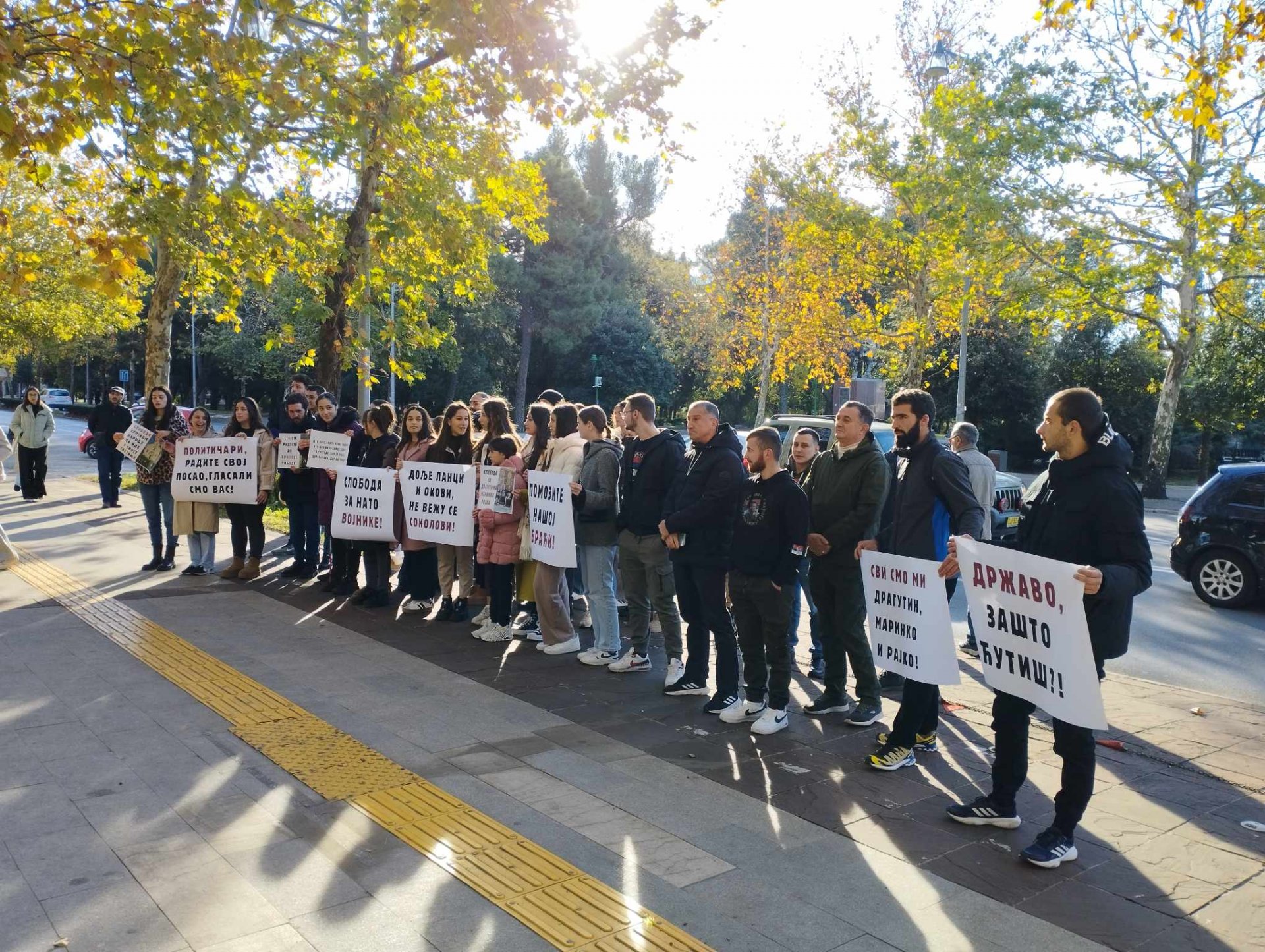 Ispred Skupštine skup podrške državljanima CG uhapšenim na Kosovu