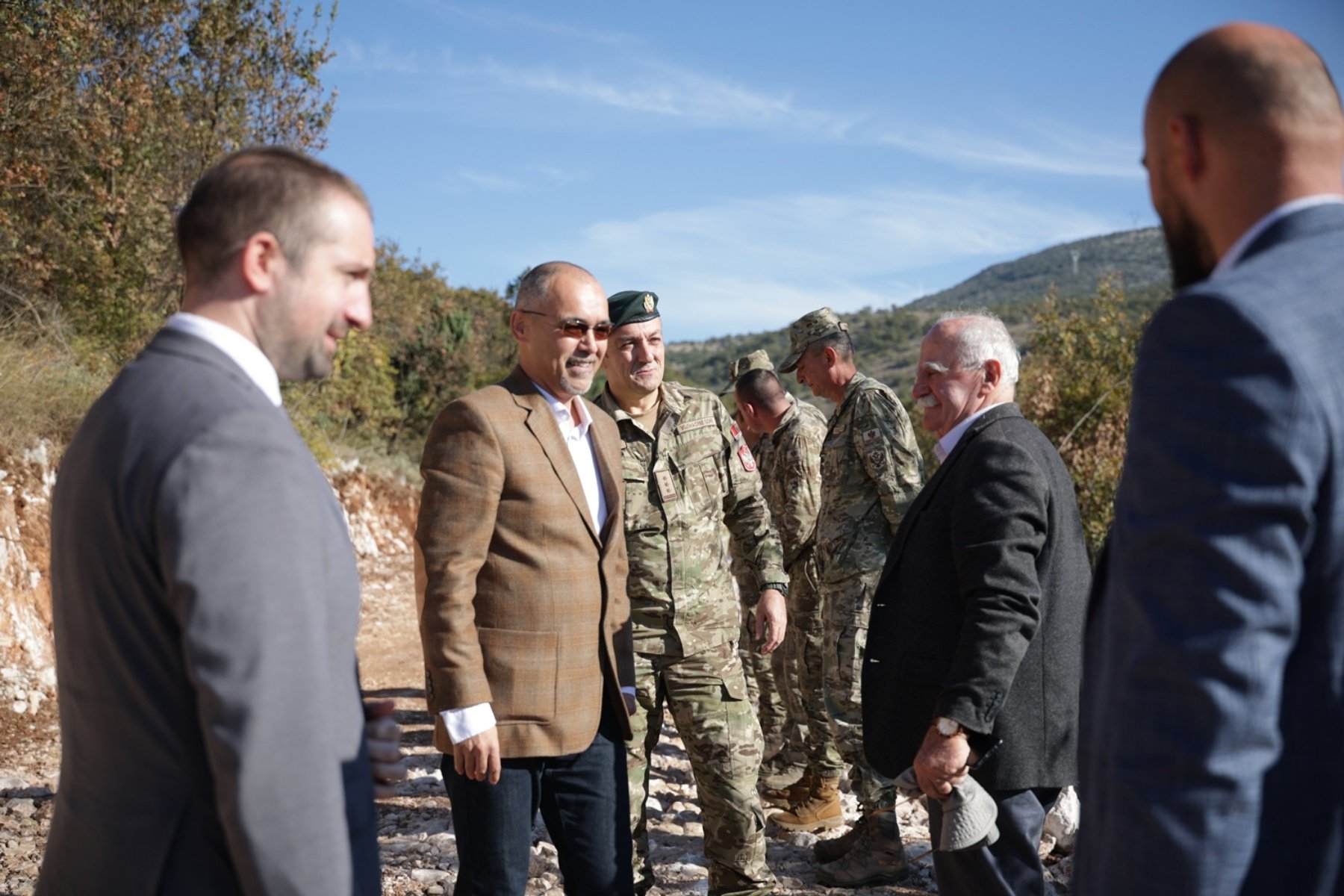 Marković obišao put u Đurkovićima koji su završili inženjerci Vojske Crne Gore