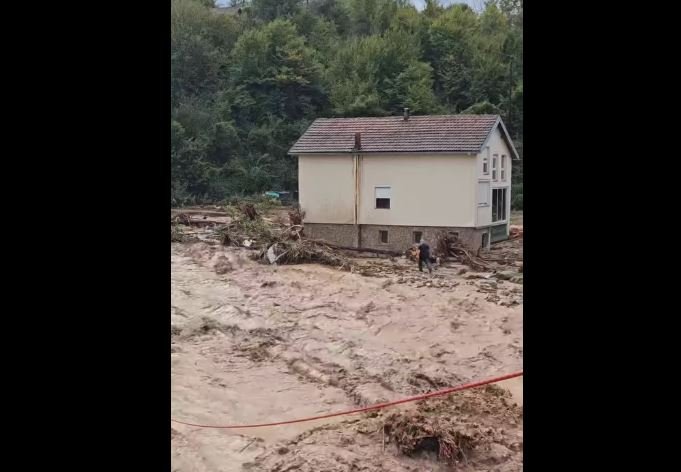 Pogledajte VIDEO spašavanja osobe okružene vodenom bujicom u BiH