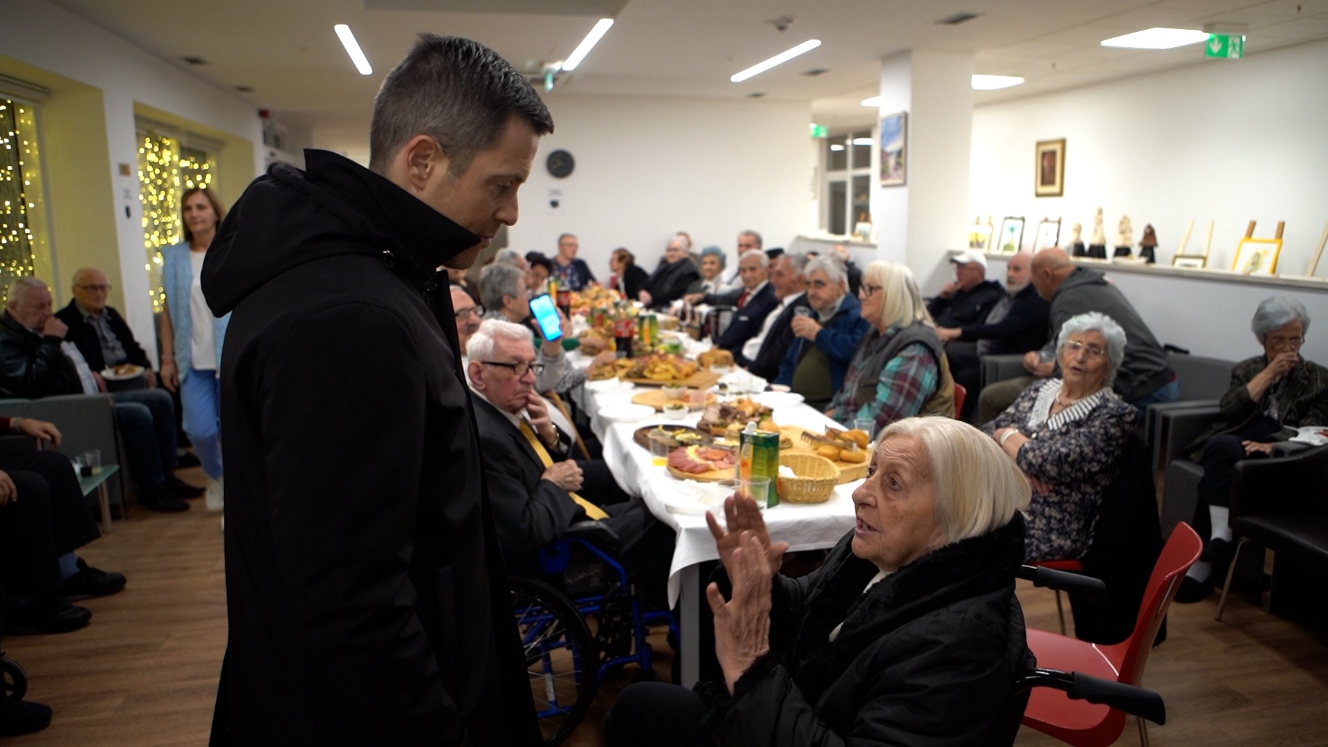 Podgoričani Novu godinu dočekali na Trgu nezavisnosti uz lokalne bendove; Sat prije ponoći Mujović posjetio Dom starih