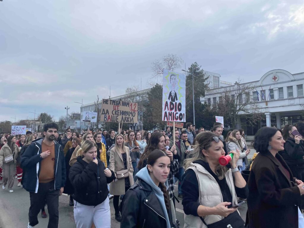 Masovni protesti u Novom Sadu zbog prebijanja studenata: "Uhapsite Vučića"