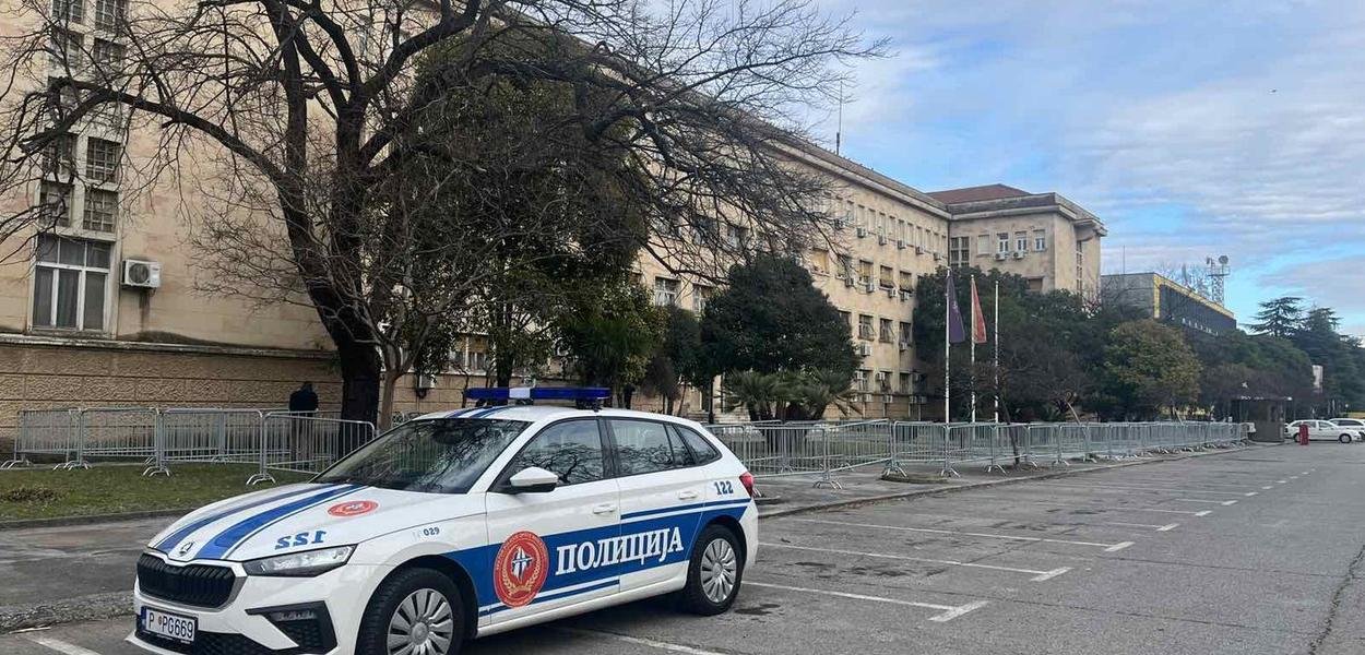 Ispred MUP-a već postavljene ograde uoči večerašnjeg protesta